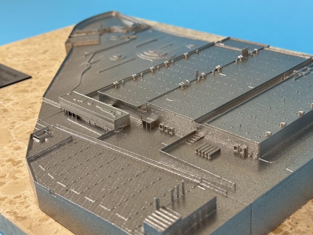 3D printana maketa Tvornice duhana Kanfanar Slika prikazuje maketu tvornicu napravljenu tehnologijom 3d printanja u Puli, Istri.