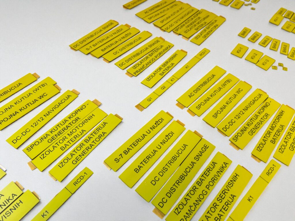 Natpisna pločica od gravirske plastike izrađena CO2 laserom – Hintech Pula